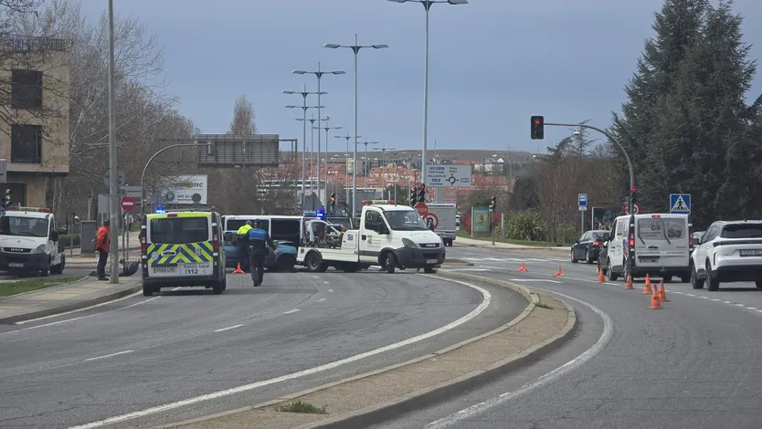 Choque entre un furgón de la Policía Nacional y un turismo a la altura del Puente Romano