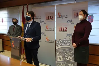 Juan Carlos Suárez Quiñones, acompañado por el viceconsejero de Infraestructuras y Emergencias, José Luis Sanz, y la directora de la Agencia de Protección Civil, Irene Cortés