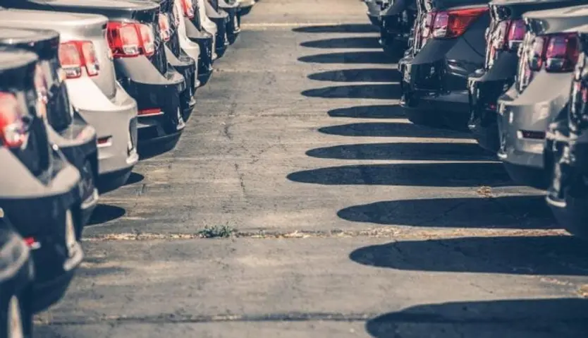  Imagen de coches aparcados. 