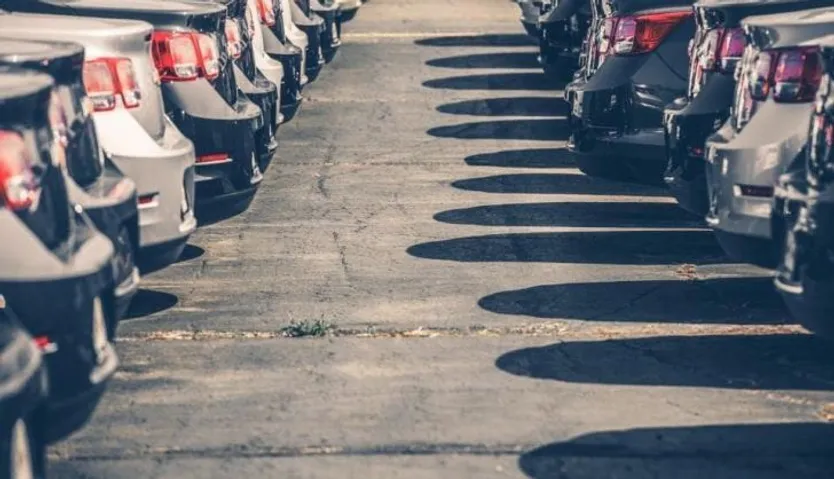Imagen de coches aparcados.