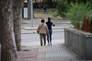 Gente paseando por las calles de Salamanca. Foto de archivo