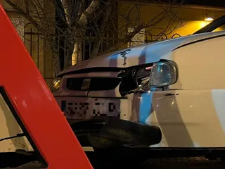 Turismo choca contra señal en urbanización los Almendros (2)