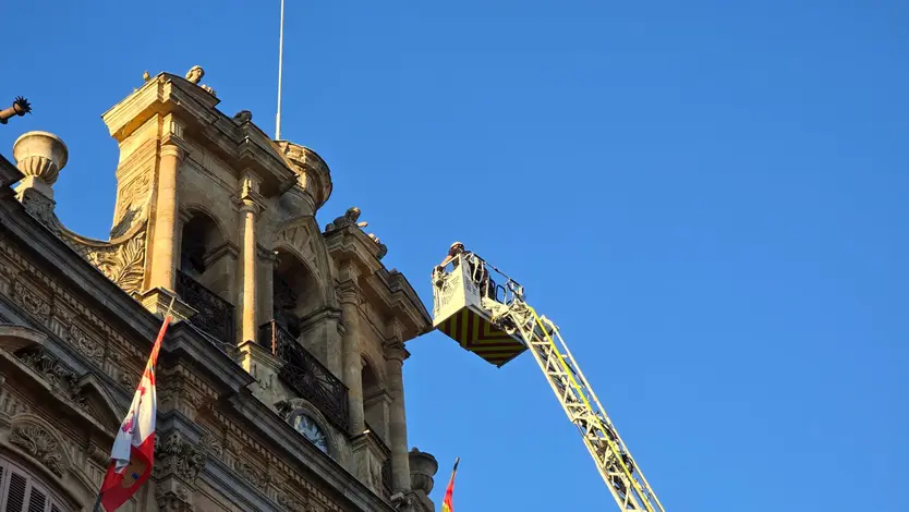El alcalde de Salamanca, Carlos García Carbayo, y miembros de la Corporación Municipal asisten al tradicional acto de colocación de La Mariseca