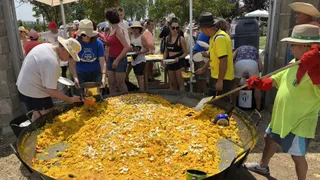 Cientos de personas participan en la paella de las fiestas de Villoruela