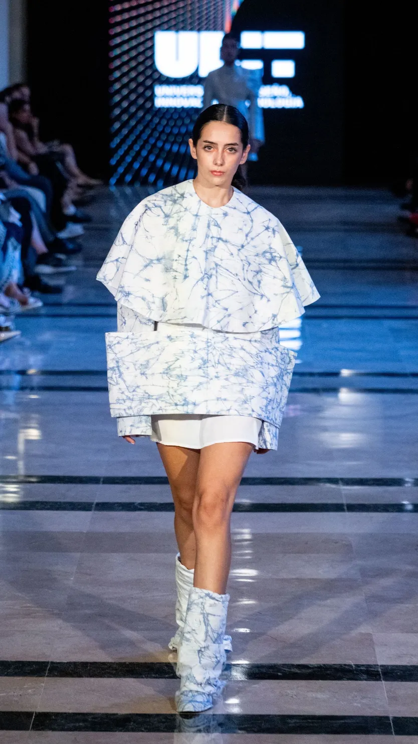 Modelo con diseño de Paula Castañeda