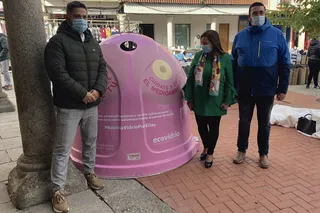 José Carlos Agustina, gerente regional de Ecovidrio, junto a la alcaldesa de Peñaranda, Carmen Ávila, y el concejal de Medio Ambiente, Antonio Poveda.