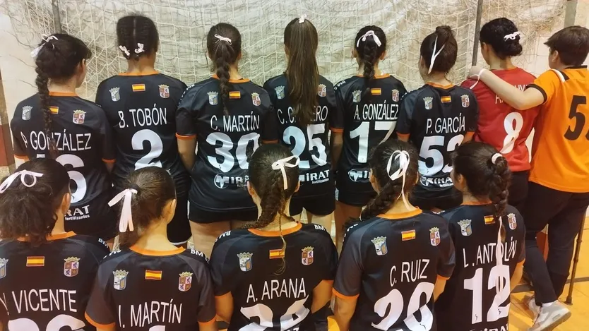 Jugadoras salmantinas de balonmano luciendo coletero rosa por cáncer de mama