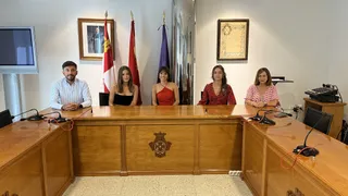 La alcaldesa de Peñaranda y el concejal de Festejos han presentado la corte de honor senior de las Ferias