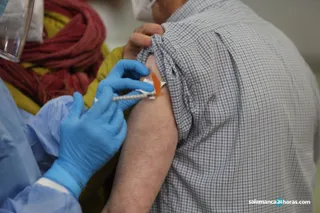 Los pacientes con cáncer, trasplantados o con VIH tendrán prioridad desde ya en la vacunación