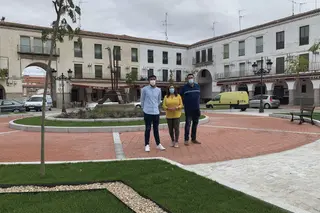 Francisco Diaz, Carmen Ávila, y Antonio Poveda, en su visita a la Plaza Nueva