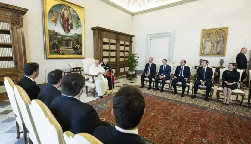 Carlos García Carbayo ante el Papa Francisco junto a los demás alcaldes y alcaldesas