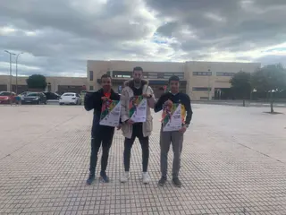 En medio el concejal de deportes Álvaro Coque, junto con Óscar y Alberto del Club de Triatlón de Salamanca
