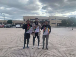 En medio el concejal de deportes Álvaro Coque, junto con Óscar y Alberto del Club de Triatlón de Salamanca