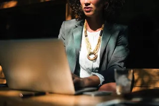 Mujer trabajo ordenador