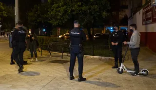 La Policía Nacional para a un ciudadano en pleno confinamiento