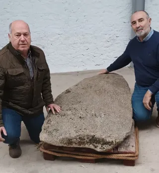 Ángel Justo Rubio, alcalde de Villasrubias, y José Luis Francisco, arqueólogo descubridor del hallazgo, junto a la estela antropomorfa