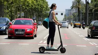 Mujer conduciendo un patinete eléctrico | Fotografía diariomotor