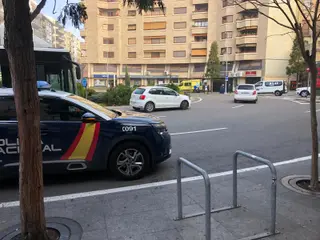Policía Nacional y ambulancia en la puerta de Zamora