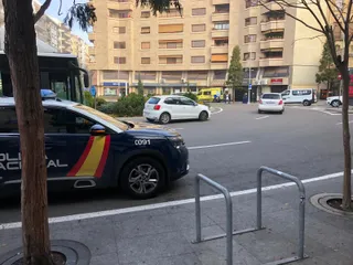 Policía Nacional y ambulancia en la puerta de Zamora