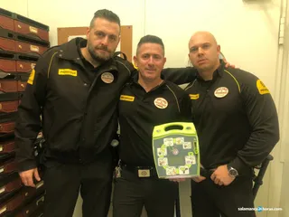 Jose, Fernando y Nacho con el desfibrilador