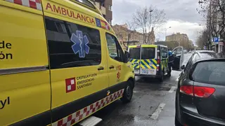 Ambulancia y Policía Local. Foto de archivo. Andrea M.