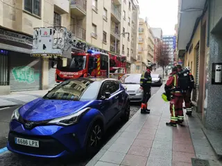 GALERÍA | Los Bomberos se movilizan hasta la calle Pedro Cojos por una comprobación de humo
