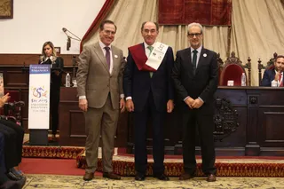 Nombramiento de socios de honor por Alumni.