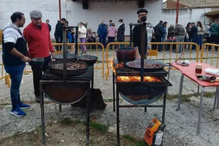 Decenas de vecinos de Salmoral y de otros pueblos de la zona han participado en la segunda Fiesta del magosto