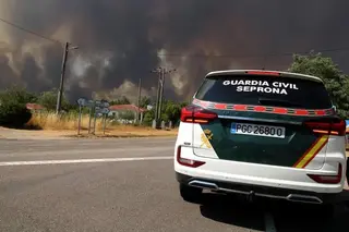 Imagen de archivo de un coche de la Guardia Civil en un incendio
