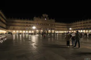 La Plaza Mayor apaga su iluminación artística por la Hora del Planeta