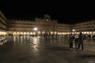 La Plaza Mayor apaga su iluminación artística por la Hora del Planeta