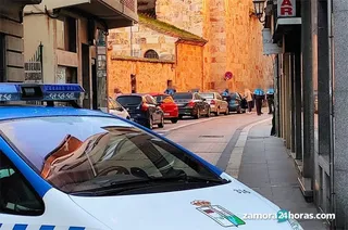 Policía local en el entorno del mercado de abastos de Zamora. Foto ZAMORA24HORAS.COM