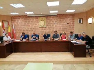Los concejales del Ayuntamiento de Macotera durante la reunión plenaria