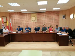 Los concejales del Ayuntamiento de Macotera durante la reunión plenaria