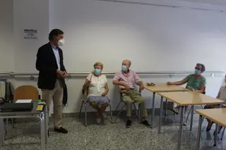 El alcalde de Salamanca, Carlos García Carbayo, visita el Centro Municipal de Mayores Tierra Charra con motivo del Día de los Abuelos.