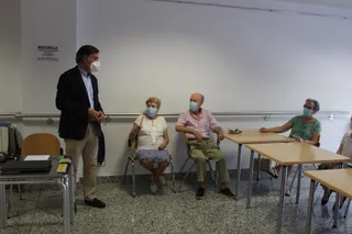 El alcalde de Salamanca, Carlos García Carbayo, visita el Centro Municipal de Mayores Tierra Charra con motivo del Día de los Abuelos.