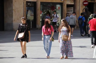 Gente paseando por la plaza del Liceo en Verano. Foto Andrea M.