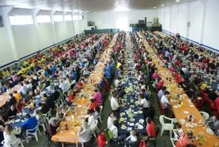 Unas 4.000 personas degustan una inmensa paellada popular