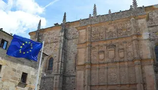 Izado de la bandera de Europa en el Patio de Escuelas