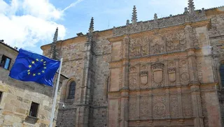 Izado de la bandera de Europa en el Patio de Escuelas