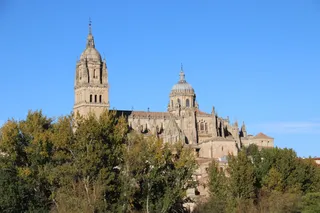 Catedral de Salamanca desde el Puente Romano. Foto de archivo