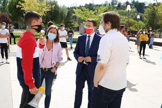 Foto Fernando Pablos atendiendo a estudiantes