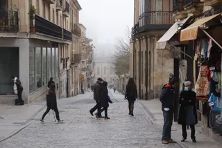 Gente paseando por la calle en invierno | Foto: Andrea M