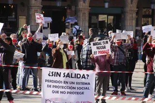 Las personas sin hogar alzan la voz en La Plaza Mayor para vivir con dignidad en un hogar propio.