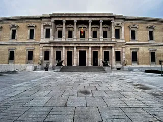 Entrada principal del Museo Arqueológico Nacional (MAN) flanqueada por dos esfinges aladas, en Madrid (España) a 29 de enero de 2020.