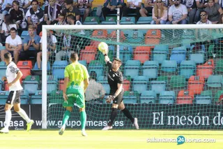 Sotres, en un derbi anterior.