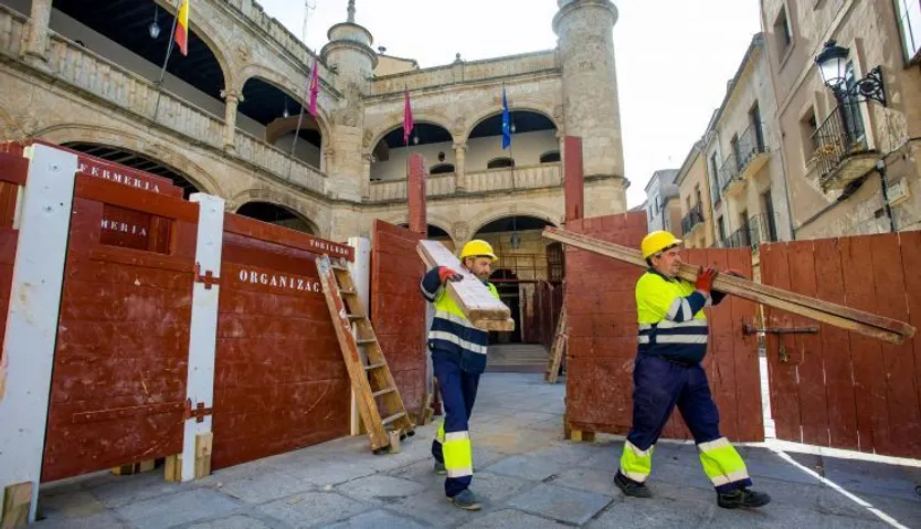 Operarios del Ayuntamiento de Ciudad Rodrigo comienzan el montaje en la Plaza Mayor para el Carnaval del Toro. Foto ICAL