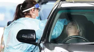 EuropaPress 3173949 medical worker takes sample person at drivethrough covid19 popup testing clinic 20200531095024 kIPB U481482153982KnG 992x558@LaVanguardia Web