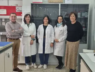 Equipo de investigación del IRNASA CSIC que investiga una vacuna frente a garrapatas blandas