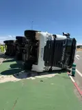 Camión vuelca en rotonda E.Lecrerc. Salamanca24horas